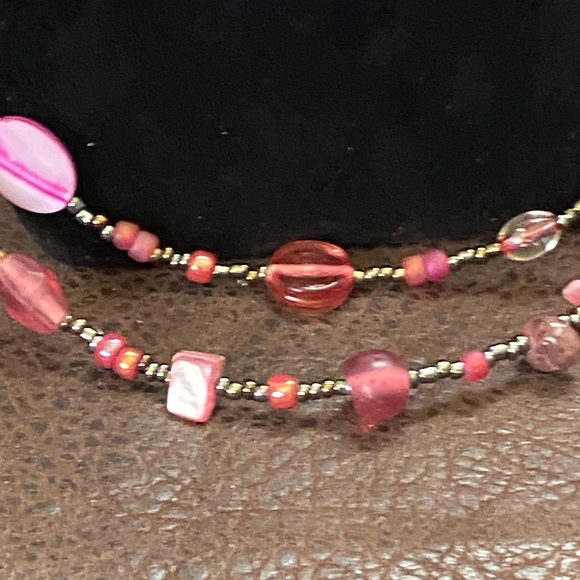 2 necklaces (long beaded, Pink suede w/pendant and 1 beaded bracelet) - Picture 4 of 13